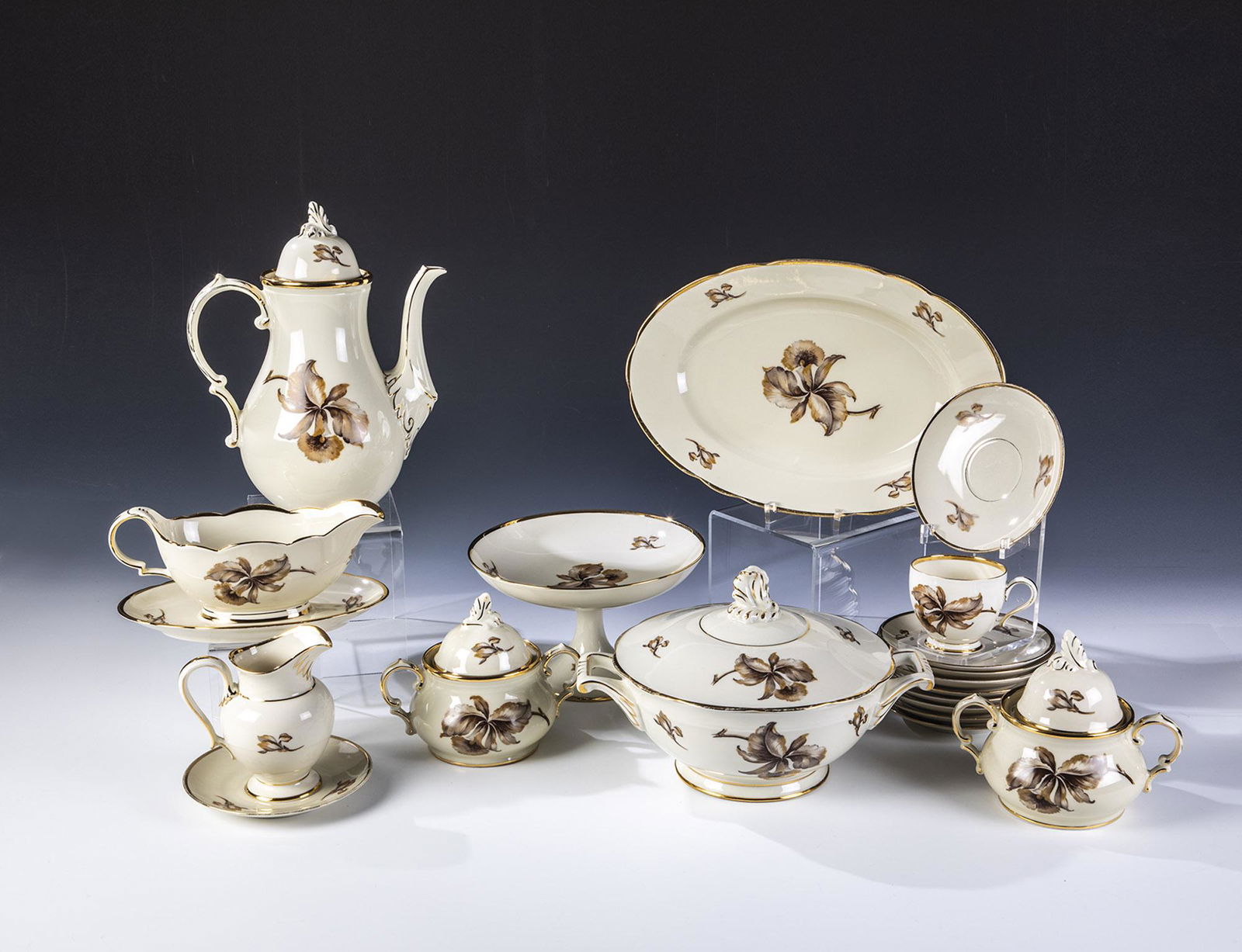 47 Teile aus einem Speise- und Kaffeeservice: 47 Teile aus einem Speise- und Kaffeeservice KPM DÃ¤nemark, nach 1924 Bestehend aus einer groÃŸen Vorlegeplatte (L. 43 cm), drei kleinen Vorlegeplatten (bis L. 31,5 cm), zwei flachen Vorlegeplatte