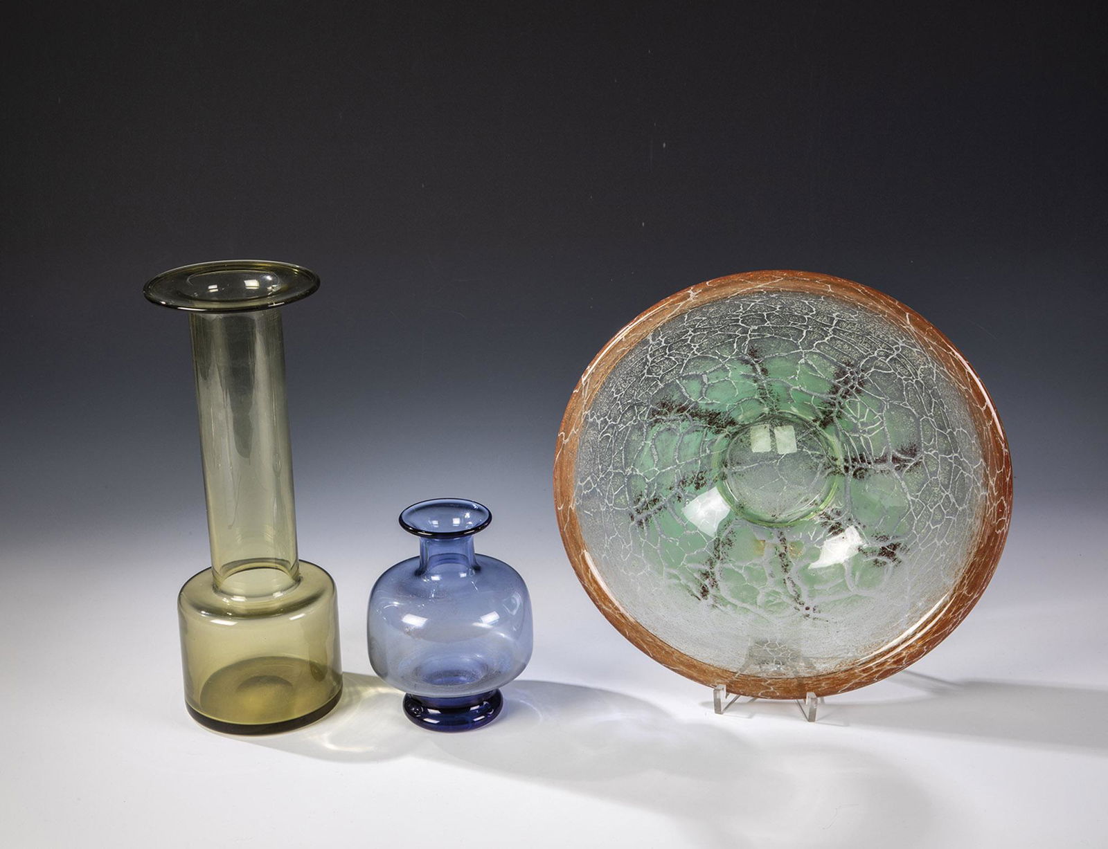 Dreiteiliges Konvolut: Dreiteiliges Konvolut WMF Geislingen, 30er Jahre, Holmegaard, um 1960 2 Glasvasen und eine Glasschale. H. 27,5 bzw. 13,5 cm; D. 27 cm (Schale)