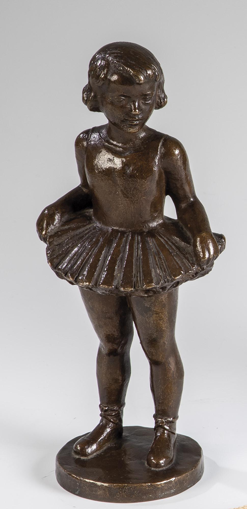 Evan Jensen: Evan Jensen 20. Jh. Stehende kleine Ballerina. Braun patinierte Bronze auf runder Plinthe. Signiert hinten auf Plinthenrand und bez. "KÃ¸benhavn". H. 20,5 cm.