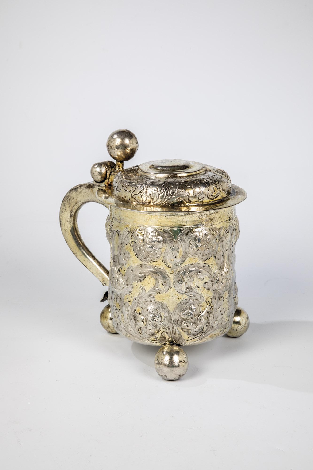 Deckelhumpen: Deckelhumpen Leipzig, Joachim Krumpholtz (Meister 1669) Silber, vergoldet. Zylindrischer Korpus mit getriebenen Blatt- und BlÃ¼tenwerk. GewÃ¶lbter Scharnierdeckel mit ausgestelltem Rand entspreche
