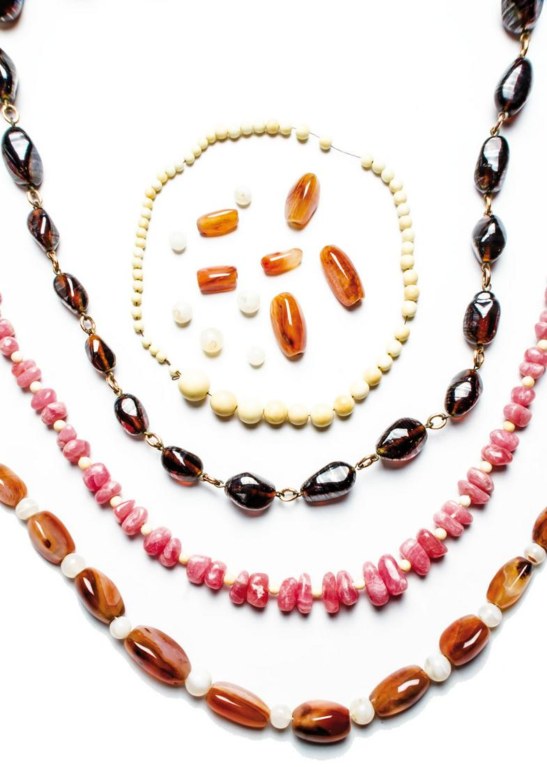 Schmuck-Konvolut: vier Ketten: Schmuck-Konvolut: vier Ketten Kette aus braunem Glasfluss L. 64 cm. Kette aus orange-braunem Achat, gerissen. Kette aus Rhodochrosit und Elfenbeinkugeln, L. 53,5 cm. 58 Elfenbeinkugeln im Verlauf, L.