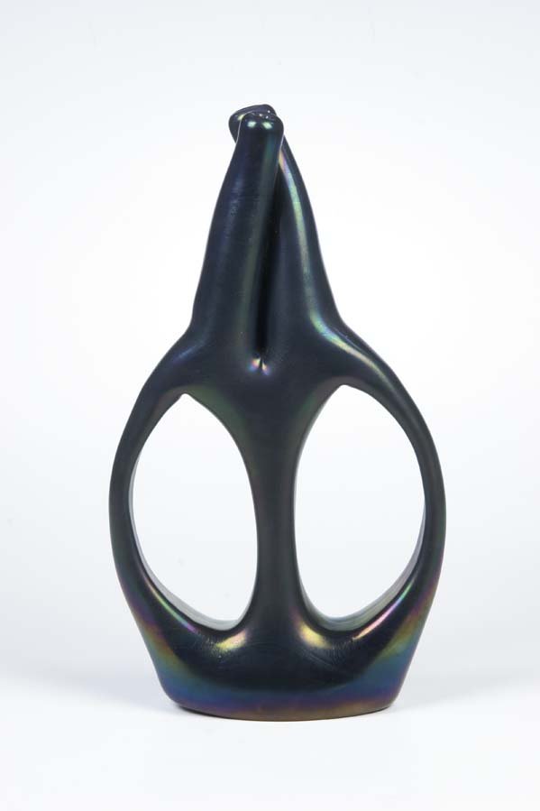 Vase Ferro A.Ve.M. Murano Glass 'Ad Ansa Volante': Giorgio Ferro (Entwurf), A.Ve.M., 1952 Schwarzviolettes Glas, kräftig irisiert. H. 33,5 cm (44567017) Lit.: M. Barovier, Il vetro di Murano alle Biennali 1895 - 1972, S. 66 f.i