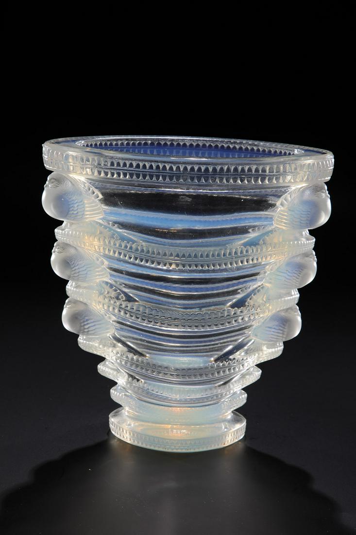 Vase ''Saint-Marc'': Vase "Saint-Marc" RenÃ© Lalique, Wingen-sur-Moder, 1939 Farbloses, teils krÃ¤ftig opalisierendes Glas, in die Form gepreÃŸt, durch Schliff und Politur nachveredelt. Unterseite bez.: R. LALIQUE F