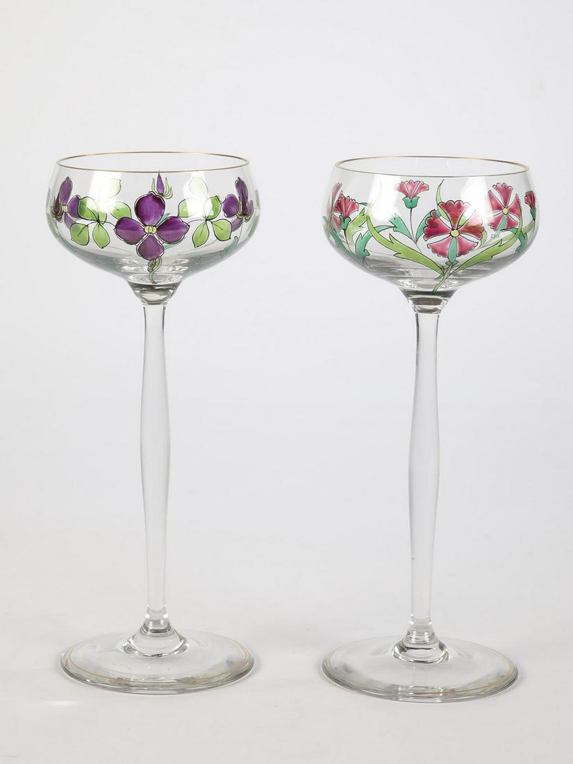 Zwei WeinglÃ¤ser: Zwei WeinglÃ¤ser Theresienthaler Krystallglasfabrik, um 1901 Farbloses Glas mit buntem Transparentemaildekor: BlÃ¼ten- und Blattstilisation in dreifacher Motivwiederholung. Konturen- und Binnenzei