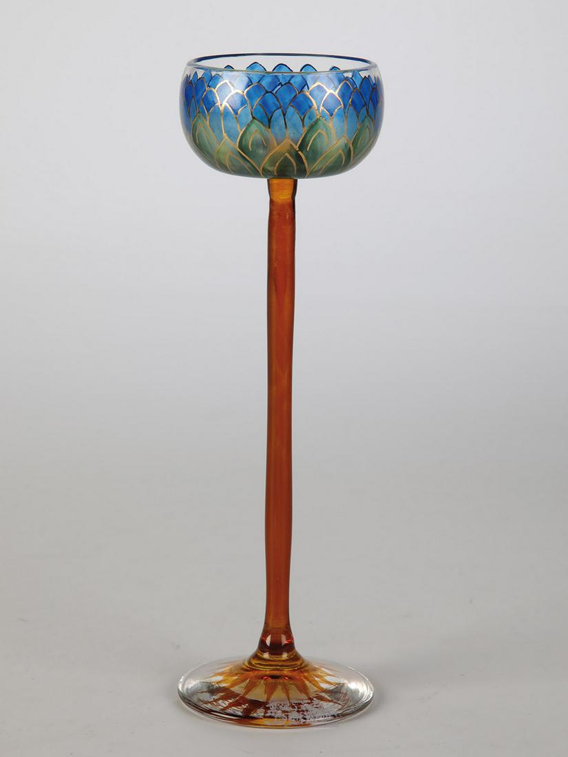 LikÃ¶rglas: LikÃ¶rglas Fritz Heckert, Petersdorf, um 1900 Farbloses Glas. FuÃŸ und StÃ¤ngel honigfarben gebeizt. Kuppa mit grÃ¼nem und blauem Transparentemaildekor: stilisierte BlÃ¼tenblÃ¤tter. Kontur