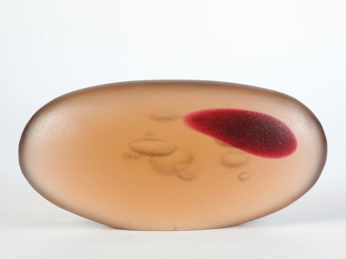 Objekt: Objekt VladimÃ­r JelÃ­nek, 1964 Massiver lachsfarbener Glasblock mit rubinroter Farbeinschmelzung, matt sÃ¤uregeÃ¤tzt. In DiamantriÃŸ signiert und datiert: V. JelÃ­nek 64. H. 11,5 cm; B. 2