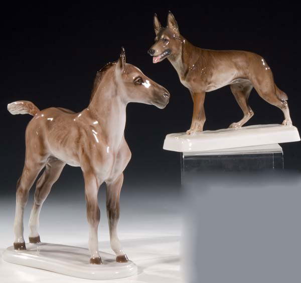 Fohlen Schaeferhund Rosenthal Foal German Shepher: Albert Hußmann und Fritz Diller (Entwurf), Rosenthal (Ausführung) Auf ovalem, profiliertem Sockel stehendes Fohlen (Entwurf 1939, Ausführung 1947), den Kopf leicht nach links gewandt. Naturalistisc