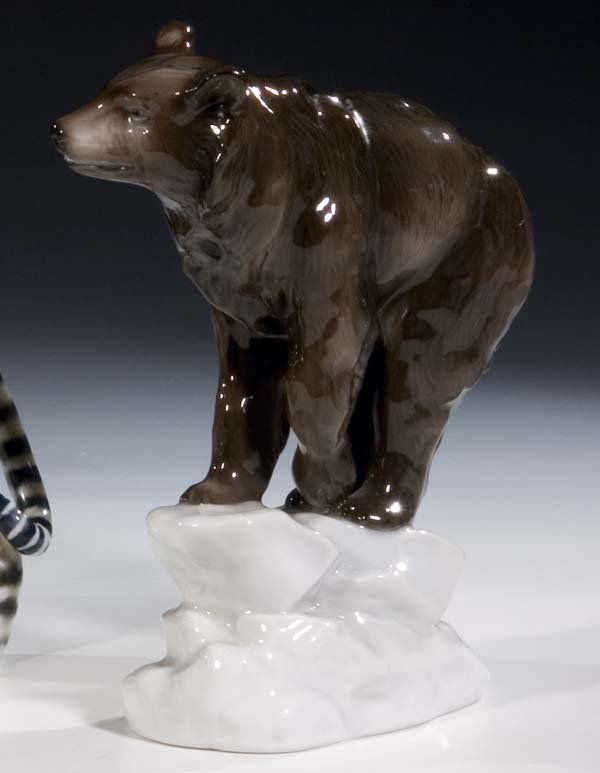 Eisbaer Rosenthal Porzellan Porcelain Polar Bear: Fritz Diller (Entwurf) 1914, Rosenthal (Ausführung) um 1921 Auf Natursockel stehender Bär. Unterglasurbemalung in Brauntönen. Im Boden Modellnr. K 347 sowie grüne Stempelmarke. H. 19,5 cm (5466403