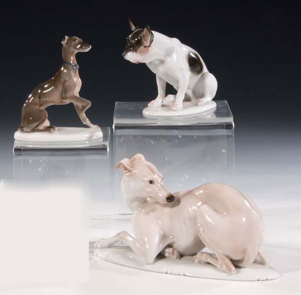 3 Hunde Rosenthal Porzellan Porcelain Dogs Vintag: Dorothea Modenhauer, Fritz Diller u. Theodor Kärner (Entwurf), Rosenthal (Ausführung) Junge Französische Bulldogge (Entwurf um 1923, Ausführung 1930) auf ovalem Sockel, naturalistische Unterglasur