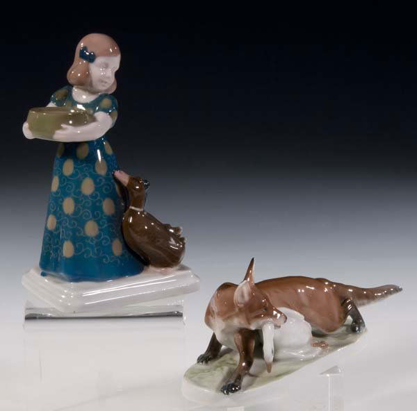 2 Rosenthalfiguren Rosenthal Maidservant Fox Duck: Albert Caasmann und Fritz Diller Entenmaid, auf profiliertem Rechtecksockel Mädchen mit Futternapf, zwei Enten folgen ihr. Bunte Unterglasurbemalung. Entwurf 1913, Ausführung um 1920. Im Boden Model
