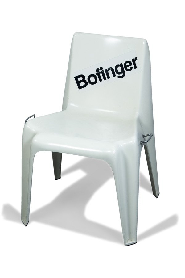Werbestuhl Bofinger Design Promotional Chair 1964: Helmut Bätzner (Entwurf) 1964, Menzolit-Werke, Kraichtal-Menzingen (Ausführung) Weißes, glasfaserverstärktes Polyesterharz. Auf der Lehne Werbeaufkleber 'Bofinger'. Seitlich metallene Haltegriffe