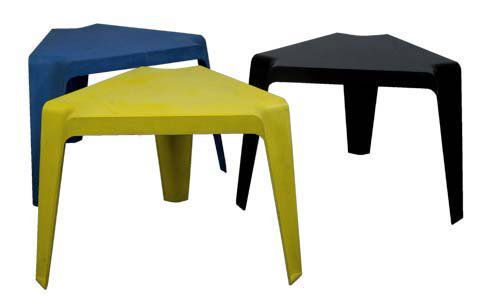 3 Beistelltischchen Baezner Design Side Tables 19: Helmut Bätzner (Entwurf) 1964, Menzolit-Werke, Kraichtal-Menzingen (Ausführung) Dreibeinige Beistelltischchen, passend zu den Stapelstühlen der Serie "BA 1171". Jeweils glasfaserverstärktes Polyes