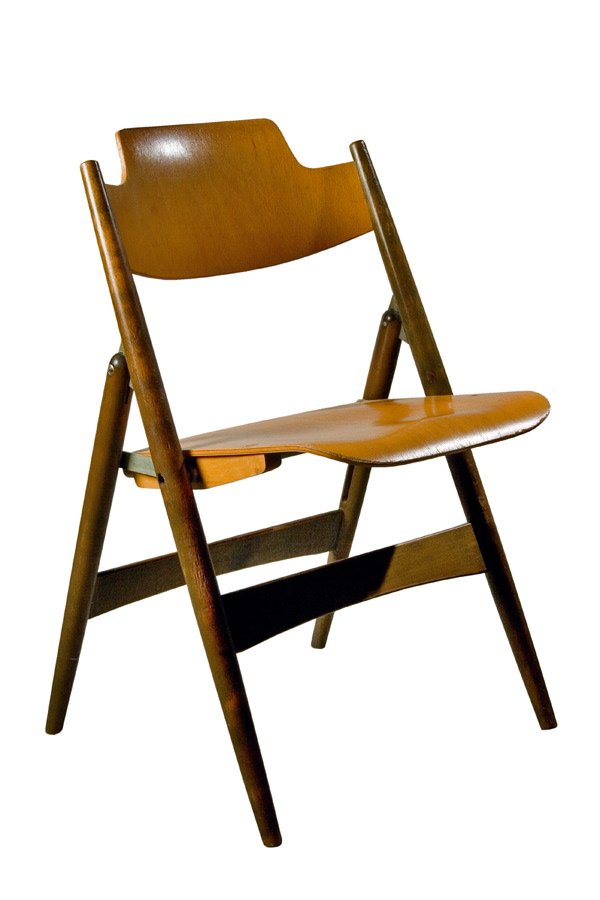 Stuhl 'SE18' Eiermann Design Chair 1950s: Egon Eiermann (Entwurf) 1952, Wilde & Spieth, Esslingen (Ausführung) 50er Jahre Klappstuhl. Rundhölzer aus dunkel gebeizter Buche, Sitzfläche und Rückenlehne aus formgebogenem Schichtholz mit Buch