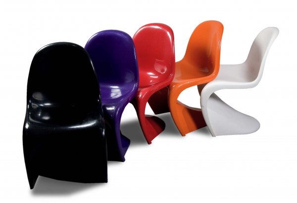 Panton Stuhl Desgin Chair 1972: Verner Panton (Entwurf) 1959-60, Herman Miller AG/Vitra AG, Basel (Ausführung) 1972 Polystyrol ( Weißes, durchgefärbtes Granulat "Luran-S"). Freischwingende Form, Verstärkungsrippen unterhalb der