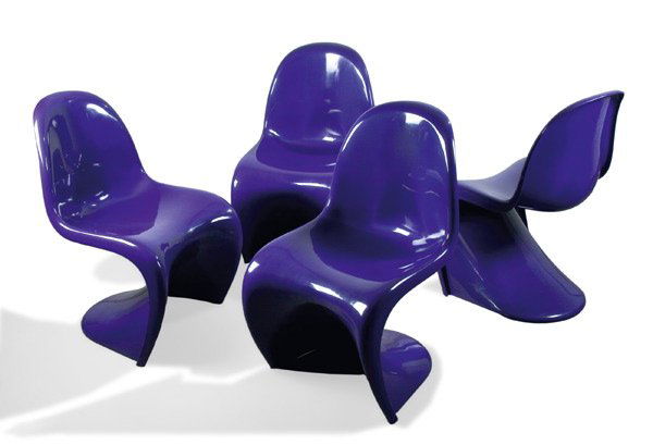 4 Panton Stuehle Design Chairs 1976: Verner Panton (Entwurf) 1959-60, Herman Miller AG/Vitra AG, Weil am Rhein (Ausführung) 1976 Polystyrol ( Lilanes, durchgefärbtes Granulat "Luran-S"). Freischwingende Form, Verstärkungsrippen unterh