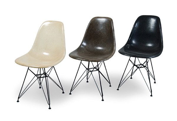 3 Stuehle 'DSR' Eames Design Chairs: Charles & Ray Eames (Entwurf) 1950-53, Herman Miller AG/Vitra AG, Weil am Rhein (Ausführung) Sitzschalen in den Farben hellbeige, braun und dunkelbraun aus Fiberglas. Untergestell Metall, in Form des