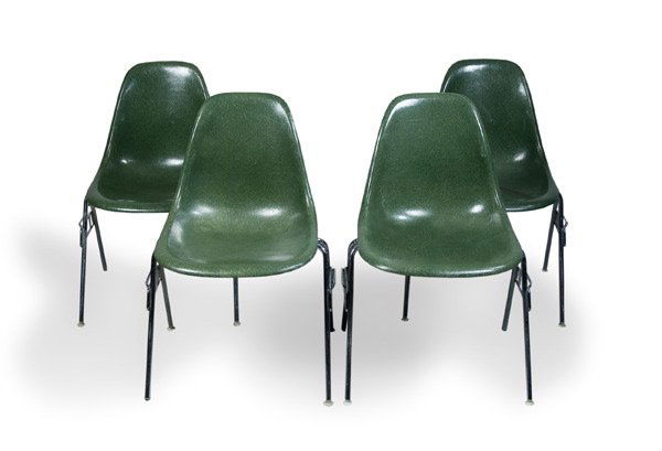 4 Stapelstuehle 'DSS' Eames Design Stack Chairs: Charles & Ray Eames (Entwurf) 1949-51, Herman Miller AG/Vitra AG, Weil am Rhein (Ausführung) Grüne Sitzschale aus Fiberglas, Chromfarbenes, stapelbares Metallgestell. Unterseite bez. Herstelleretike