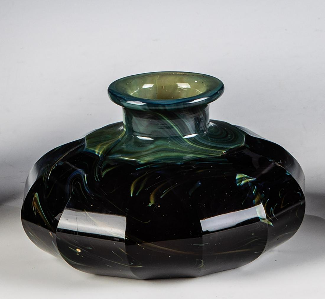 Steinglas-Flakon: Steinglas-Flakon Böhmen, um 1830 - 1840 In Braun-, Grün- und Blautönen marmoriertes, zwölffach-facettiertes, opalisierendes Steinglas. H. 6 cm, D. 11 cm