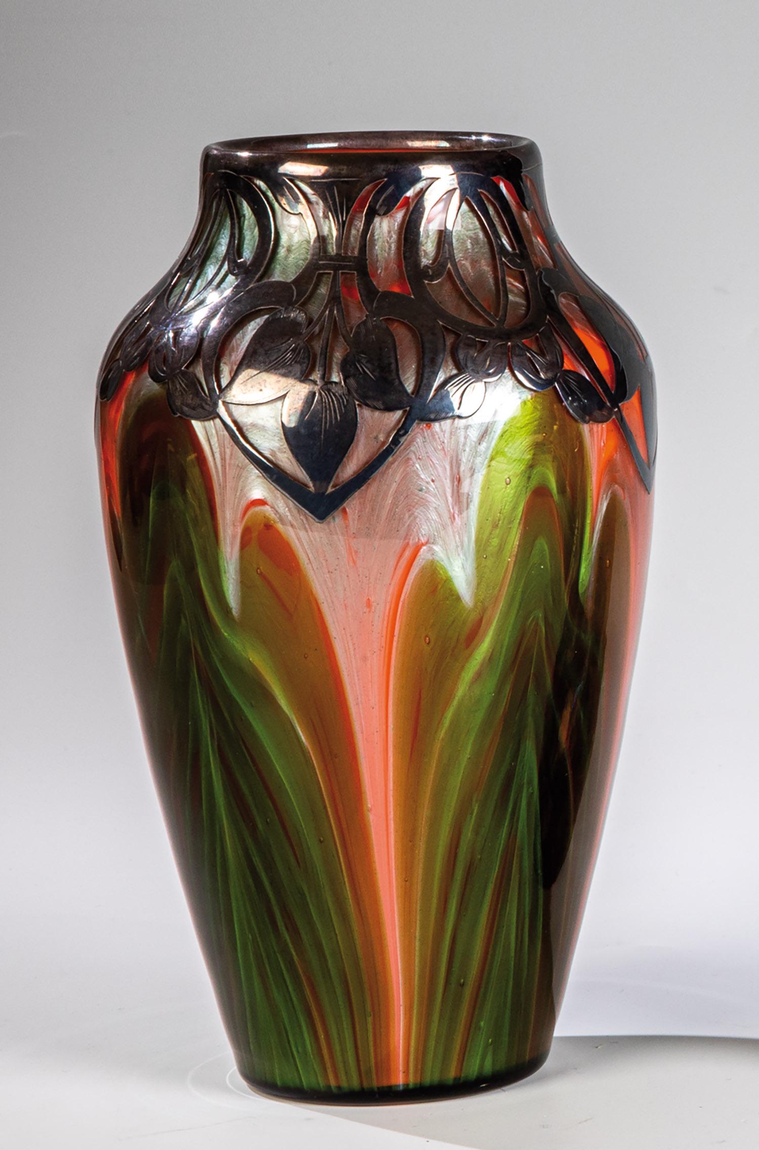 Vase mit galvanisiertem Feinsilber-Dekor ''Titania: Vase mit galvanisiertem Feinsilber-Dekor "Titania orange opal mit Blattgrün Gre 4212 Loetz Wwe., Klostermühle, 1906 Farbloses Glas, mit Orangeopal unterfangen, mit silbergelben Fäden um