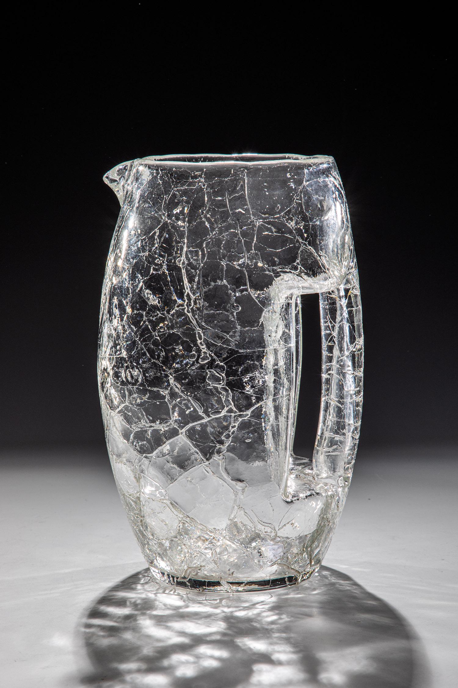 Krug: Krug Loetz Wwe., Klostermühle, um 1900 Farbloses Glas mit Craquelé. H. 19 cm Lit.: Lötz - Böhmisches Glas 1880-1940, Bd.2, Katalog der Musterschnitte, S. 585, Abb. 15 (Produktionsk