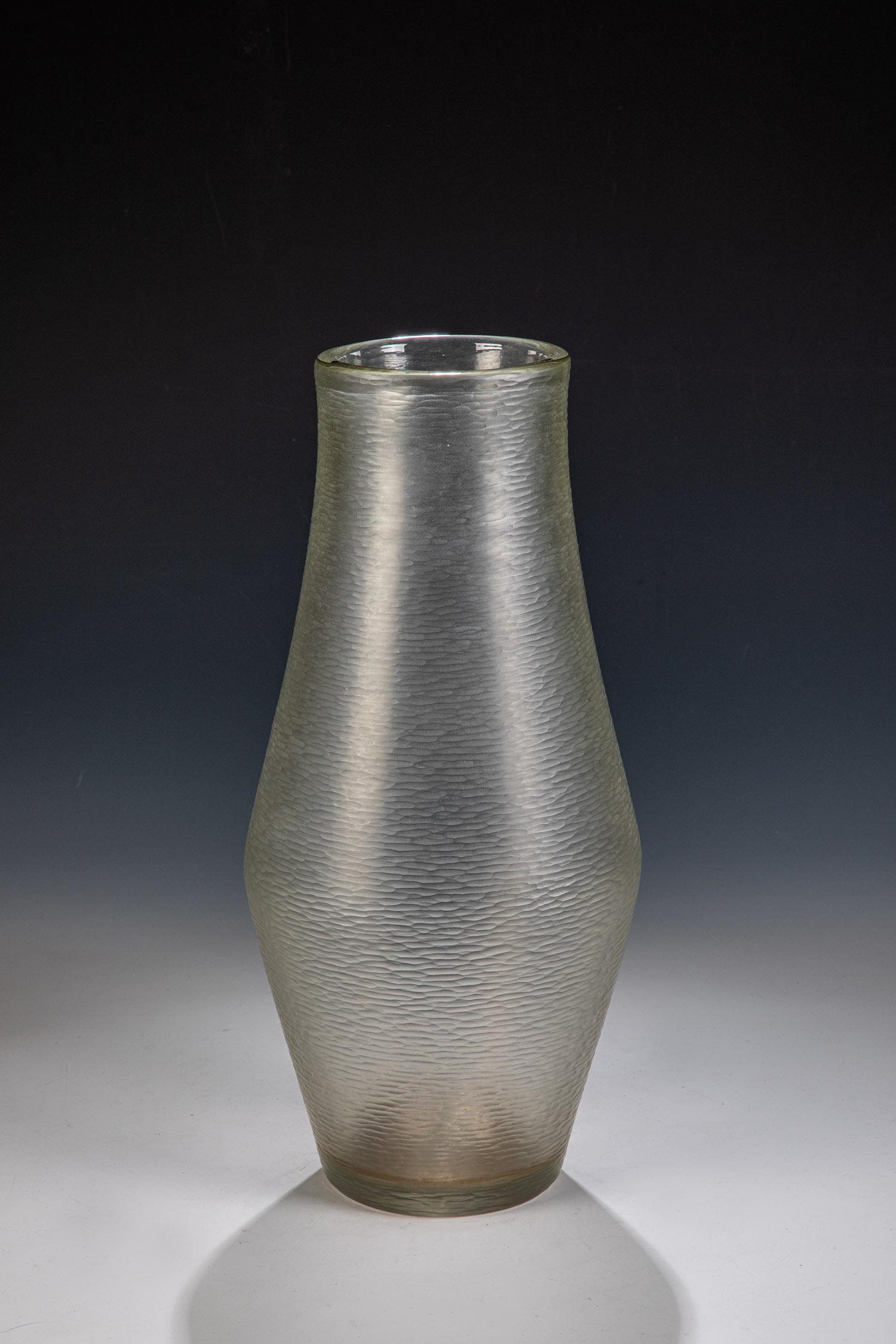 Bedeutende Vase ''Battuto'': Bedeutende Vase "Battuto" Carlo Scarpa (Entwurf), Venini, Murano, 1940 Leicht rauchgraues Glas. Die gesamte Oberfläche in matter Schnitzstruktur ('battuto') überarbeitet. Unterseite bez.: ve
