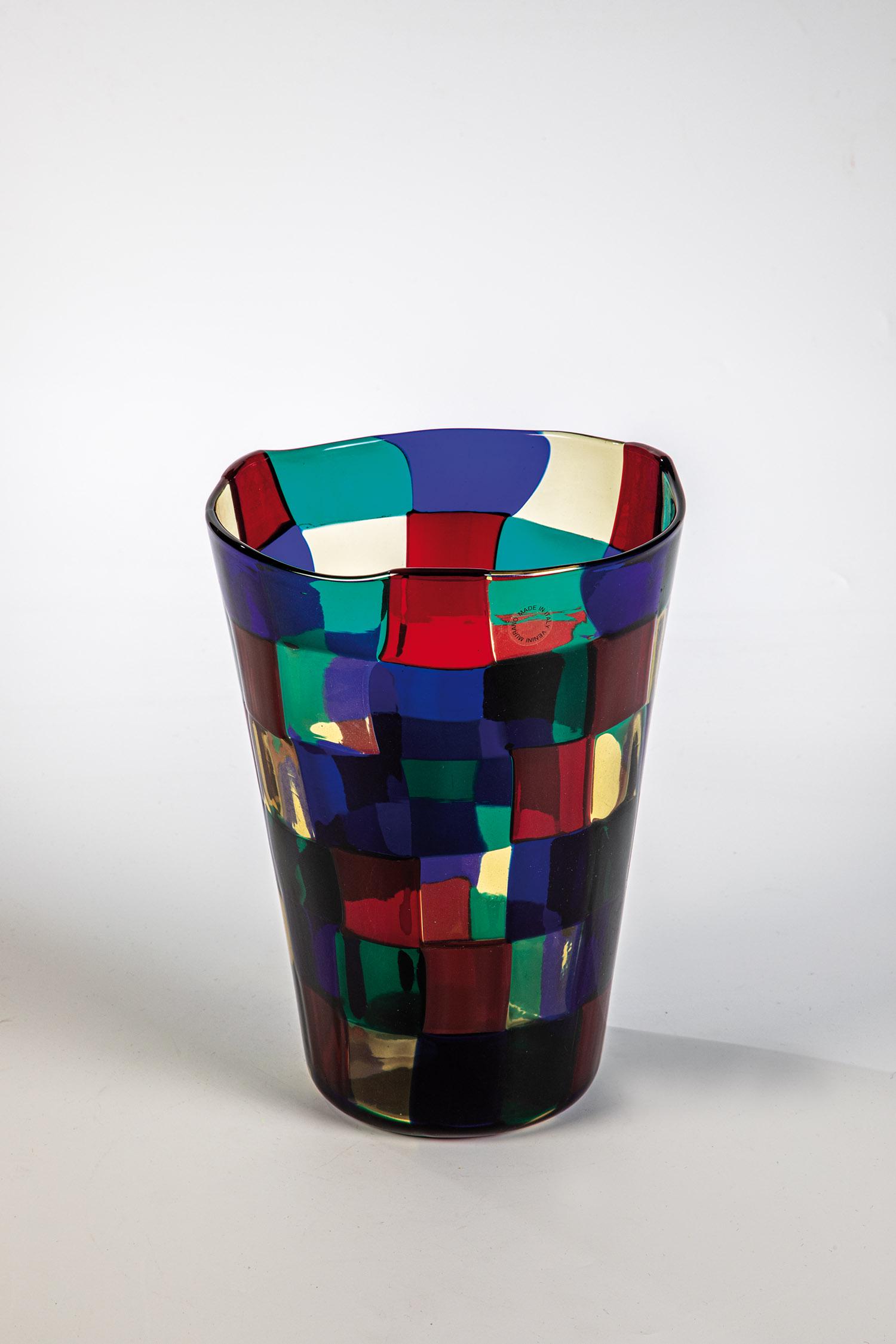 Vase ''Pezzato'': Vase ''Pezzato'' Fulvio Bianconi (Entwurf), Venini, Murano, um 1950 Farbloses Glas mit dicht aufgeschmolzenen Plättchen ('tessere') in Rot, Blau, Grün und Beige. In Vibrogravur bez.: venini