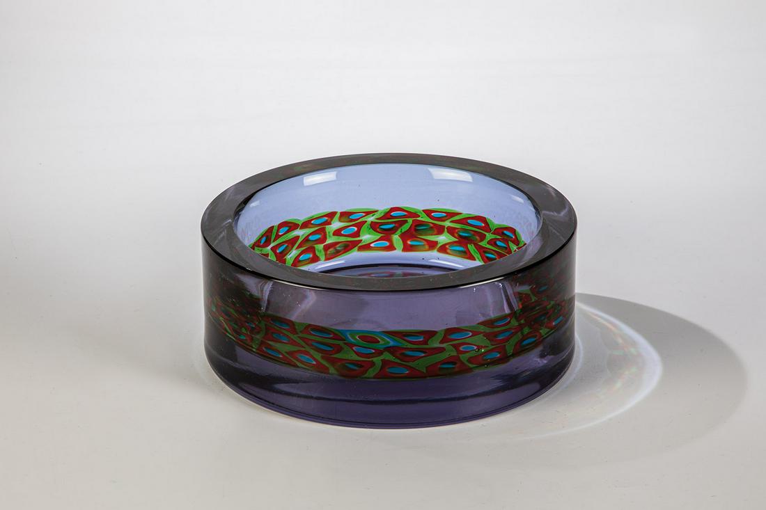 Schale: Schale Antonio Da Ros (Entwurf), Vetreria Gino Cenedese, Murano, um 1969 Hellviolettes, dickwandiges Glas. Zwischen den Schichten mit breitem Murrineband in Rot, Grün und Blau. H. 7 cm; D. 18 cm