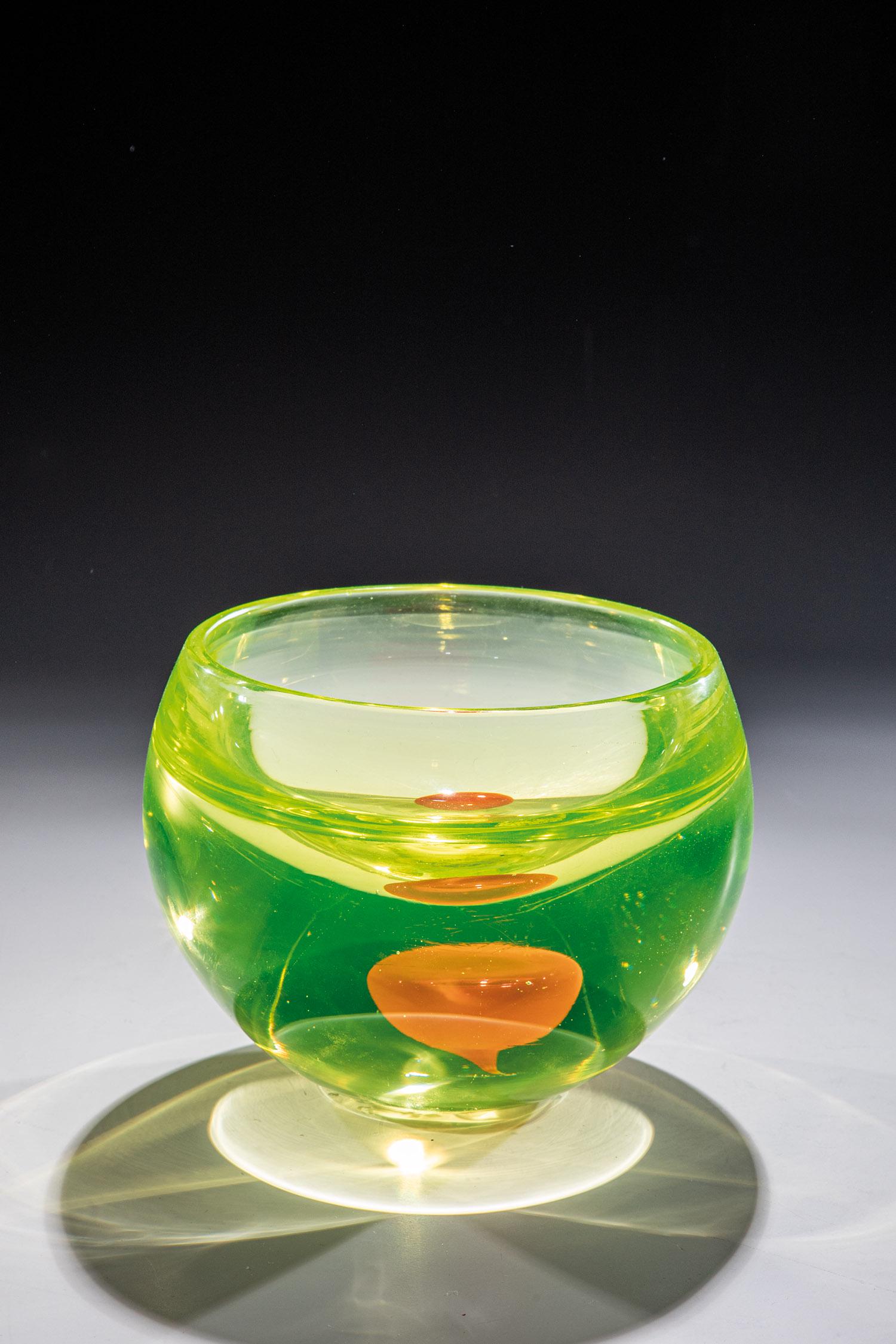 Vase: Vase Antonio Da Ros (Entwurf), Vetreria Gino Cenedese, Murano, um 1960 Gelbgrünes, dickwandiges Glas mit roter Einschmelzung. In Vibrogravur bez.: DA ROS Cenedese. Klebeetikett. H. 12 cm; D. 16 c