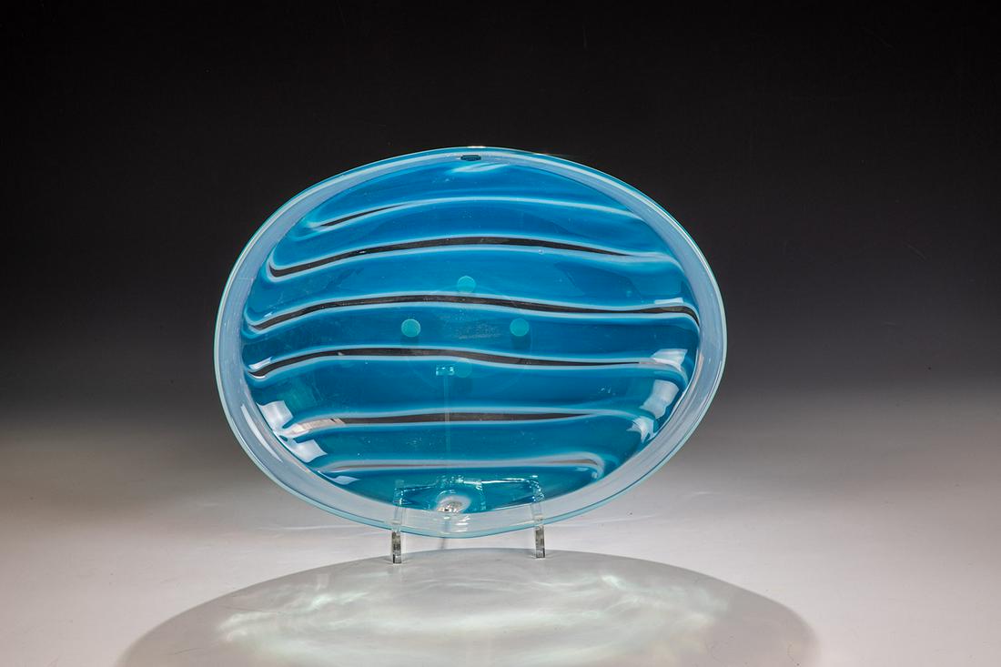 Ovale Schale: Ovale Schale Fulvio Bianconi (Entwurf), Vetreria Gino Cenedese, Murano, um 1955 Farbloses Glas mit Bandeinschmelzung in Weißopal und Aquamarin. Orig.- Aufkleber. B. 36 cm