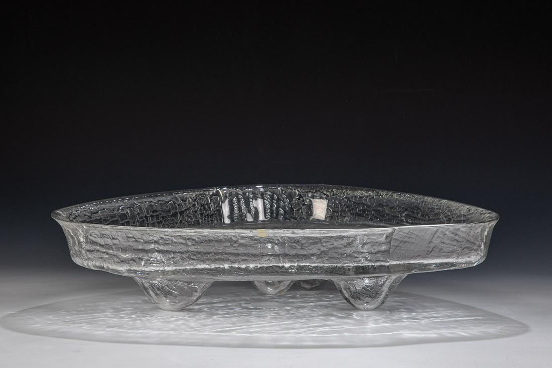 Große ''Finlandia''- Schale: Große "Finlandia"- Schale Timo Sarpaneva (Entwurf), Iittala (Ausführung), 1964 Farbloses Glas, in Brandholzform geblasen. Dreieckform. Am Mündungsrand in Diamantriß signiert: TIMO
