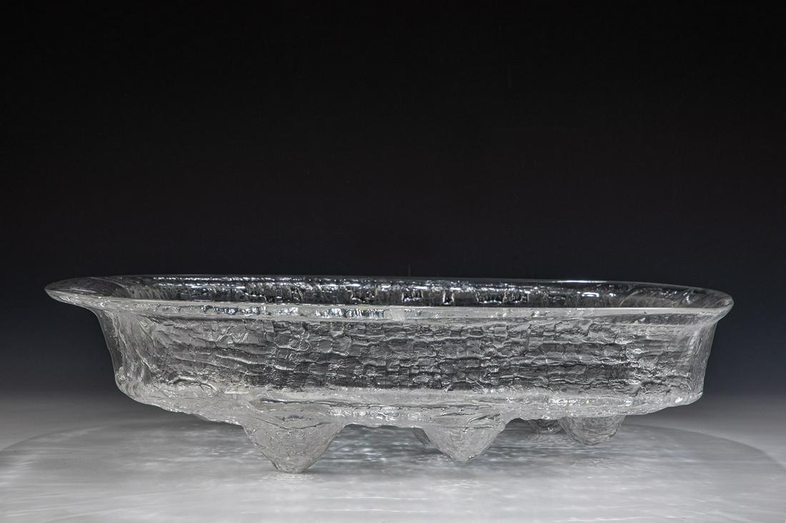 Große ''Finlandia''- Schale: Große "Finlandia"- Schale Timo Sarpaneva (Entwurf), Iittala (Ausführung), 1964 Farbloses Glas, in Brandholzform geblasen. Am Mündungsrand in Diamantriß signiert: TIMO SARPANEVA. 12