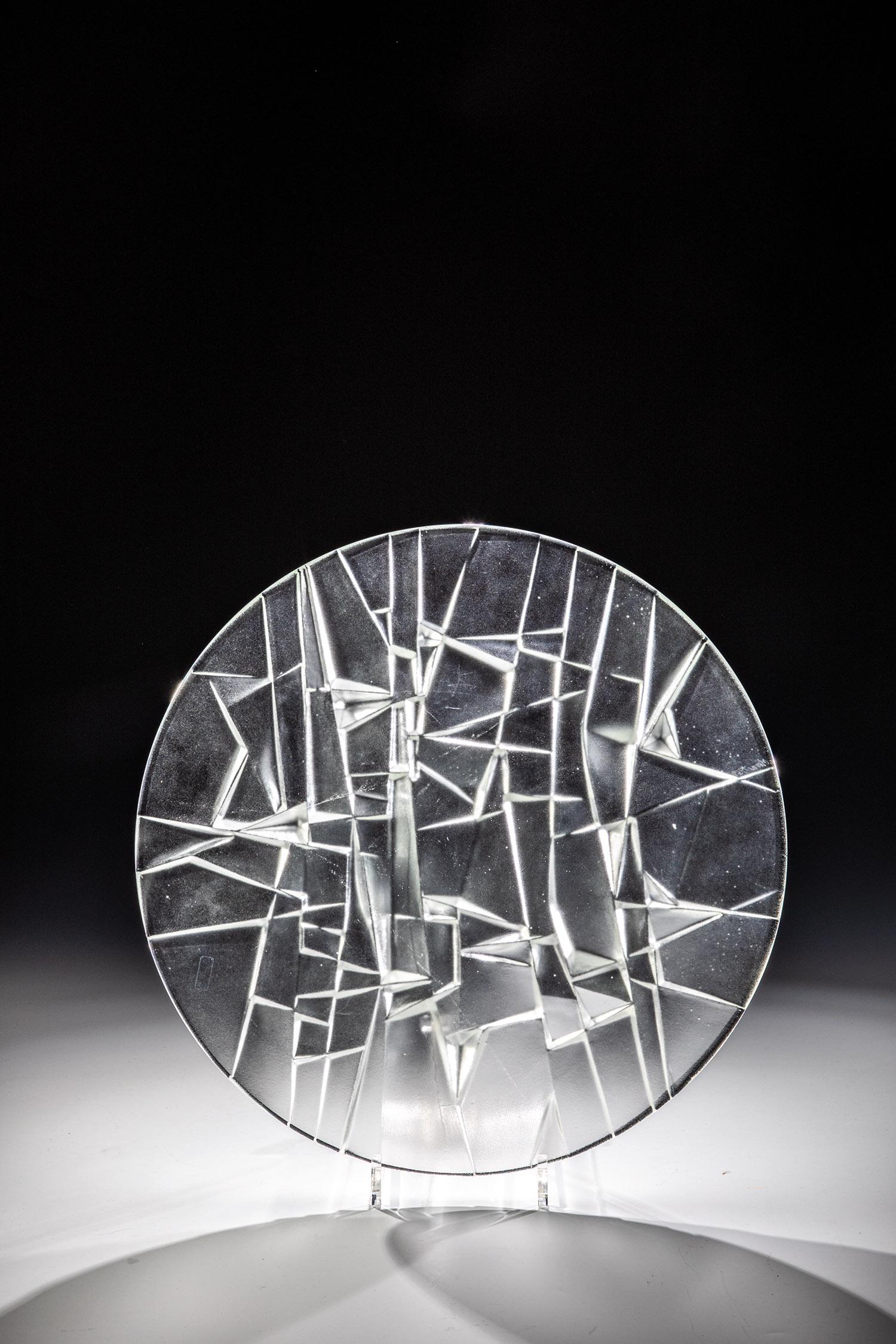 Paar Teller: Paar Teller Ladislav Oliva, 1963 Farbloses Glas, formgepreßt. Abstrakter sandgestrahlter und geätzter Dekor. D. 40 cm Lit.: H. Ricke, Czech Glass 1945 - 1980, Abb. 206 & 207 - Glasrevue, Sep