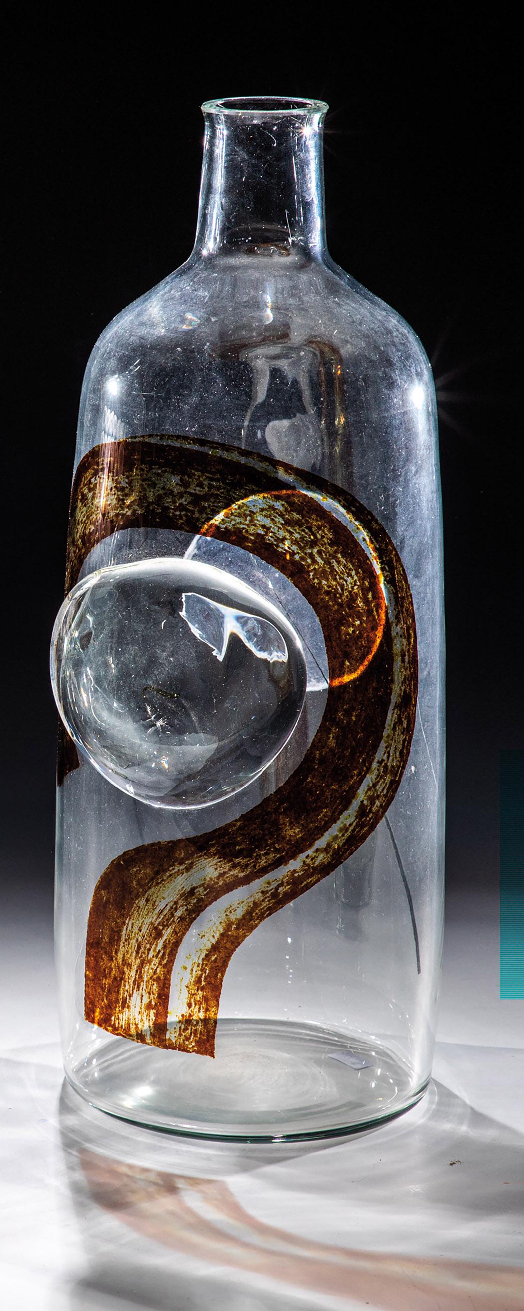 Große Flaschenvase: Große Flaschenvase Karel Vanura, 1966 Farbloses Glas, mit Farbbeize und Email. Farblose Applikation in kräftigem Relief. In Diamantriß signiert u. datiert: VANURA 66. H. 43 Lit.: H. Ric