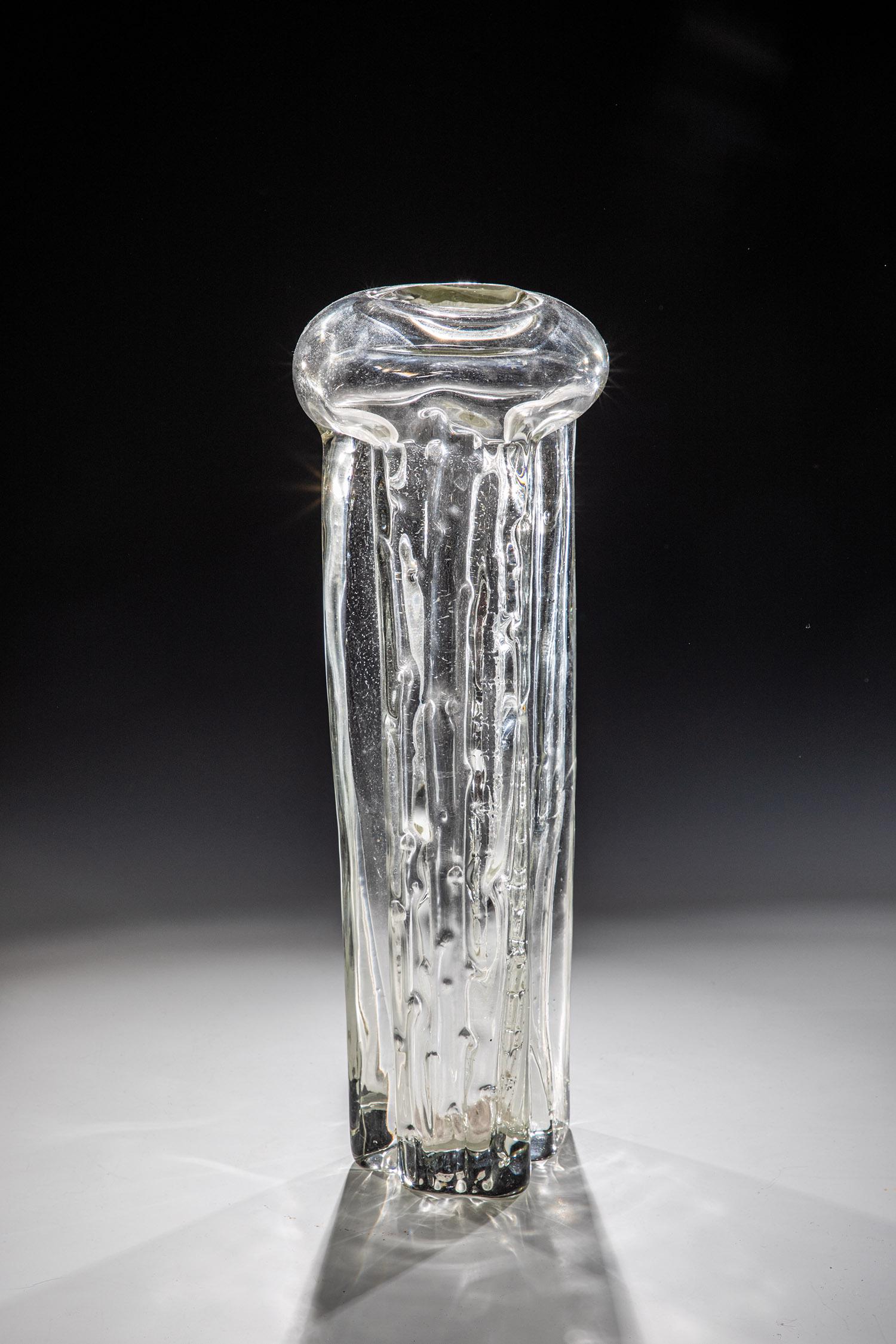 Vase: Vase Oldrich Lipský, 1968 Farbloses Glas, formgeblasen. In Diamantriß signiert u. datiert: O. Lipský 1968. H. 42 cm
