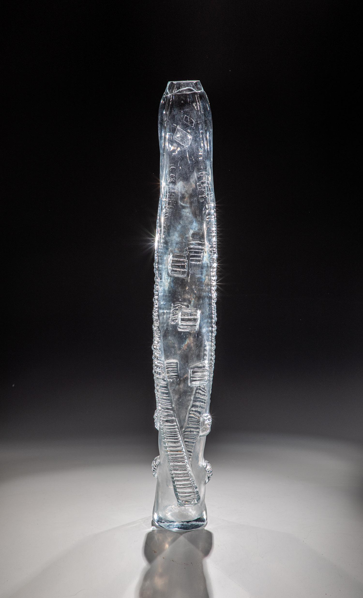 Hohe Stangenvase: Hohe Stangenvase Oldrich Lipský, 1966 Hell flaschengrünes Glas, formgeblasen. In Diamantriß signiert u. datiert: O. Lipský 1966. H. 65,5 cm Lit.: H. Ricke, Czech Glass 1945-1980, S