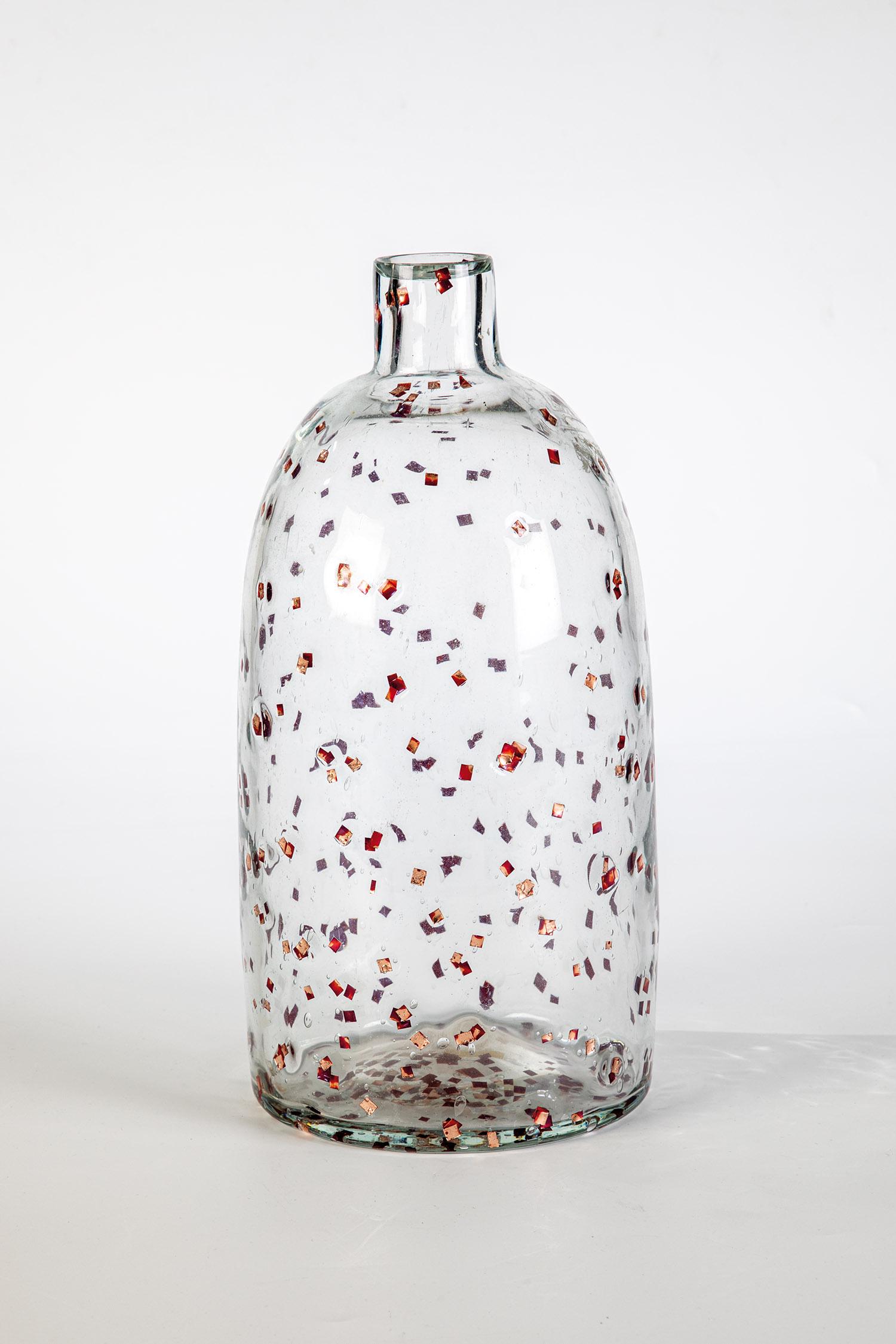 Flaschenvase: Flaschenvase Oldrich Lipský, 1959 Farbloses Glas mit Kupferfolieneinschlüssen. In Diamantriß signiert u. datiert: O. Lipský 1959. H. 27 cm Lit.: H. Ricke, Czech Glass 1945-1980, Ab