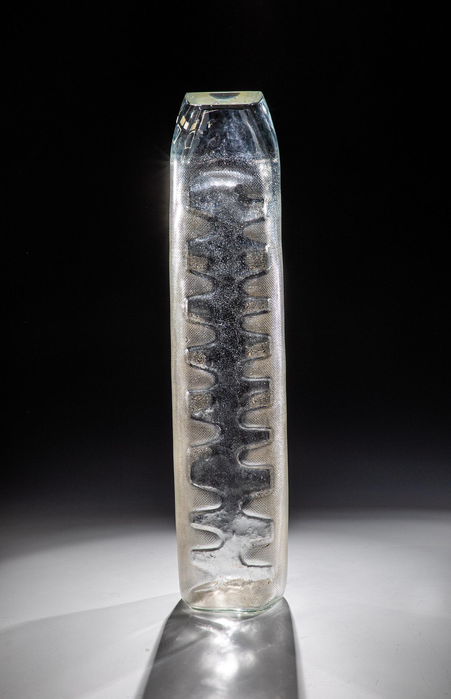 Große Vase: Große Vase Oldrich Lipský, 1970 Farbloses Glas, formgeblasen, mit Netzmusterabdruck. In Diamantriß signiert u. datiert: O. Lipský 1970. H. 64 cm