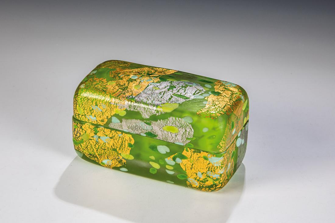 Deckeldose: Deckeldose Kyohei Fujita Farbloses, säuremattiertes Glas mit ein- und aufgeschmolzenen Kröseln in Grüntönen und Hellblau. Allseitig mit Gold- und Platinfolienaufschmelzung. Rechtec
