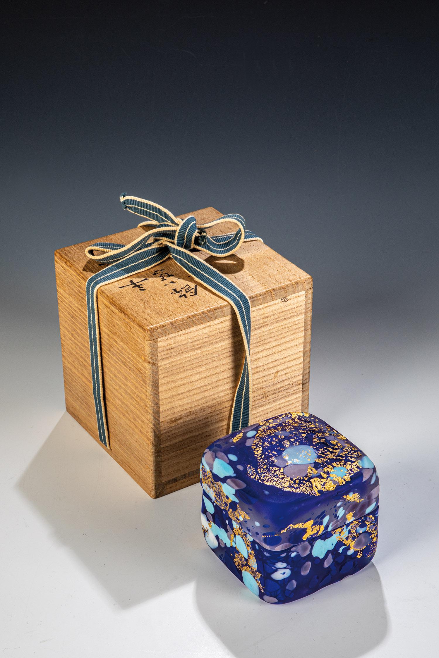 Deckeldose: Deckeldose Kyohei Fujita Farbloses, säuremattiertes Glas mit ein- und aufgeschmolzenen Kröseln in Graulila, Hell- und Dunkelblau. Allseitig mit Gold- und Platinfolienaufschmelzung. Unterseit