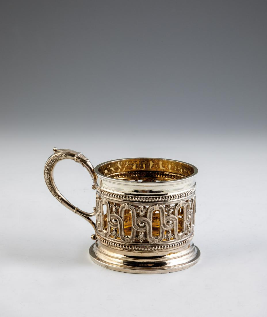 Teeglashalter: Teeglashalter Russland, gestempelt. Moskau, um 1880 Silber, innen vergoldet. Unterseite leicht gedellt. Gestempelt mit Stadtmarke mit Feingehalt ''84''. H. 8,5 cm, 180 g A silver partial-gilt tea glas