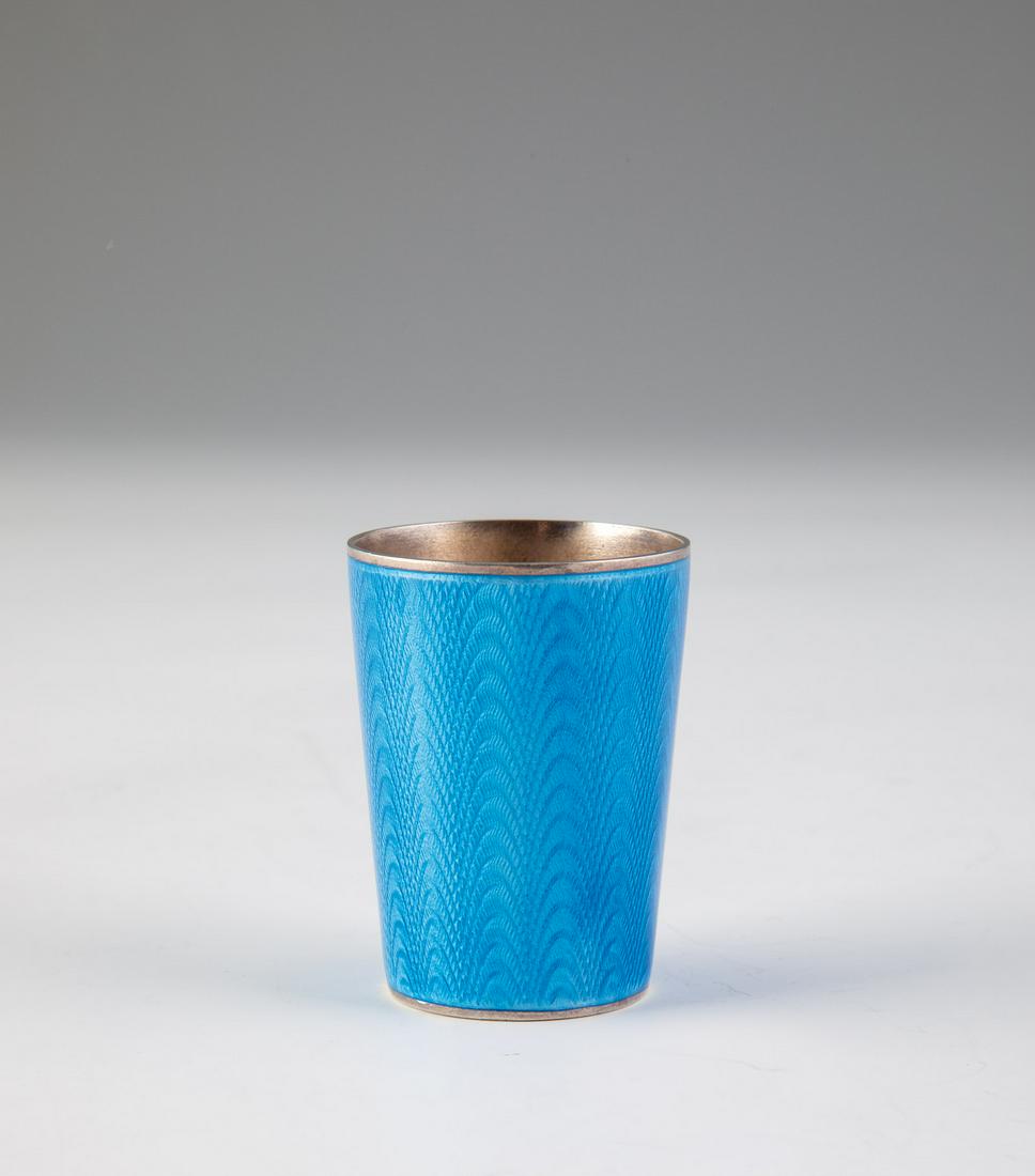 Guilloché-Email-Wodkabecher*: Guilloché-Email-Wodkabecher Russland, St. Petersburg, Michail und Semen Gratschew, 1896-1908 Silber. Wandung umseitig mit blauem Email auf wellenförmig guillochierten Grund. Unterseite mit Bezirksbe