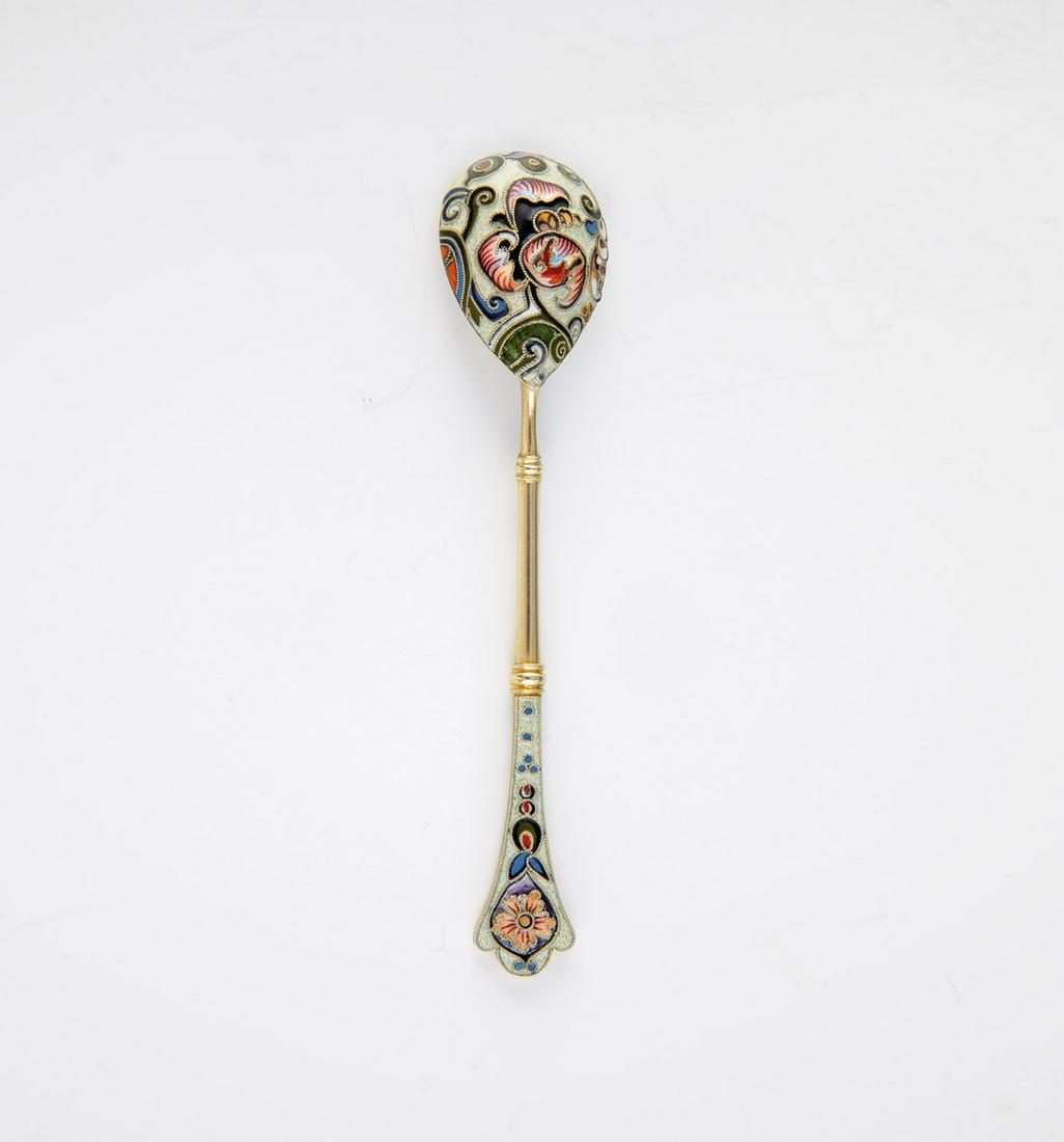 Fabergé-Cloisonné-Email-Silberlöffel*: Fabergé-Cloisonné-Email-Silberlöffel Russland, Moskau, Feodor Rückert für Fabergé, 1908-1917 Silber, vergoldet. Laffe mit stilisierter Blüte gerahmt von Rankenwerk in feinem, buntem Emailabstuf