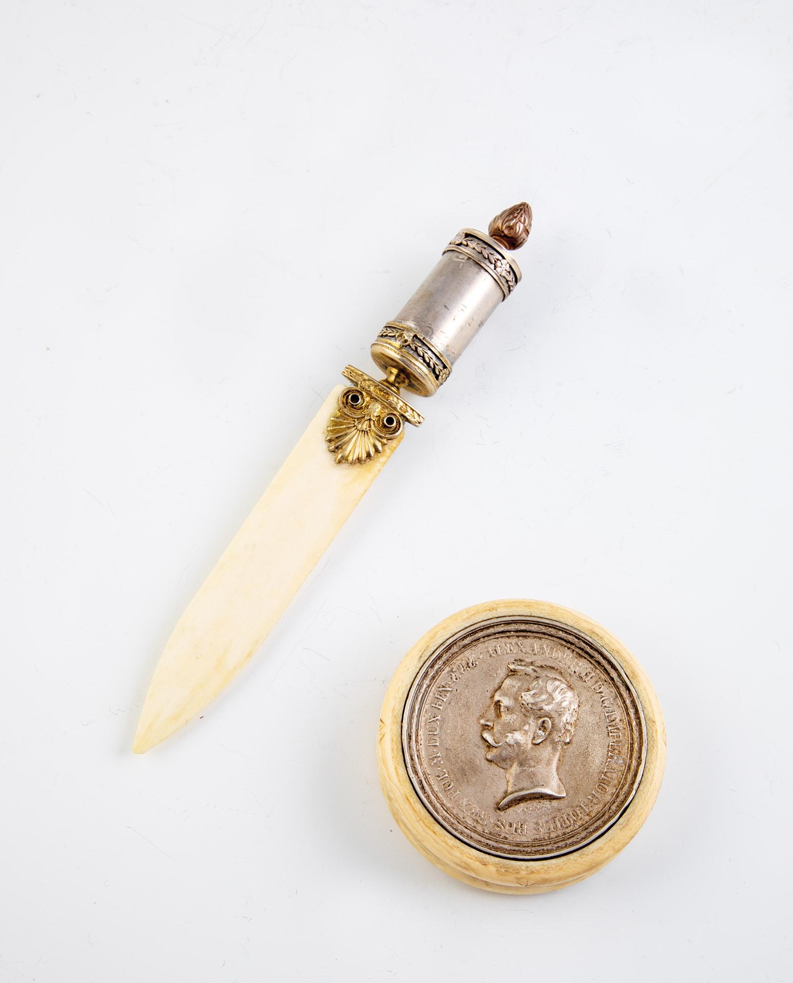 Tabatiere Alexander II und Brieföffner: Tabatiere Alexander II und Brieföffner Russland, Anfang 20. Jh. / England, Sheffield, James Dixon & Sons Ltd (ab 1897) Tabatiere aus Bein mit eingelegter Medaille des Zar Alexander II (1855-1881 Kais