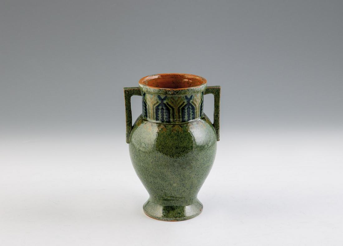 Vase: Vase Riga, A. Sizotin, um 1900 Keramik. In grün-blau marmoriert. Der obere Teil der Wandung mit geometrischen Dekor, Lippenrand ausgestellt. Zwei kantige Henkel. Unterseite bez. ''A. Sizotin Riga''.