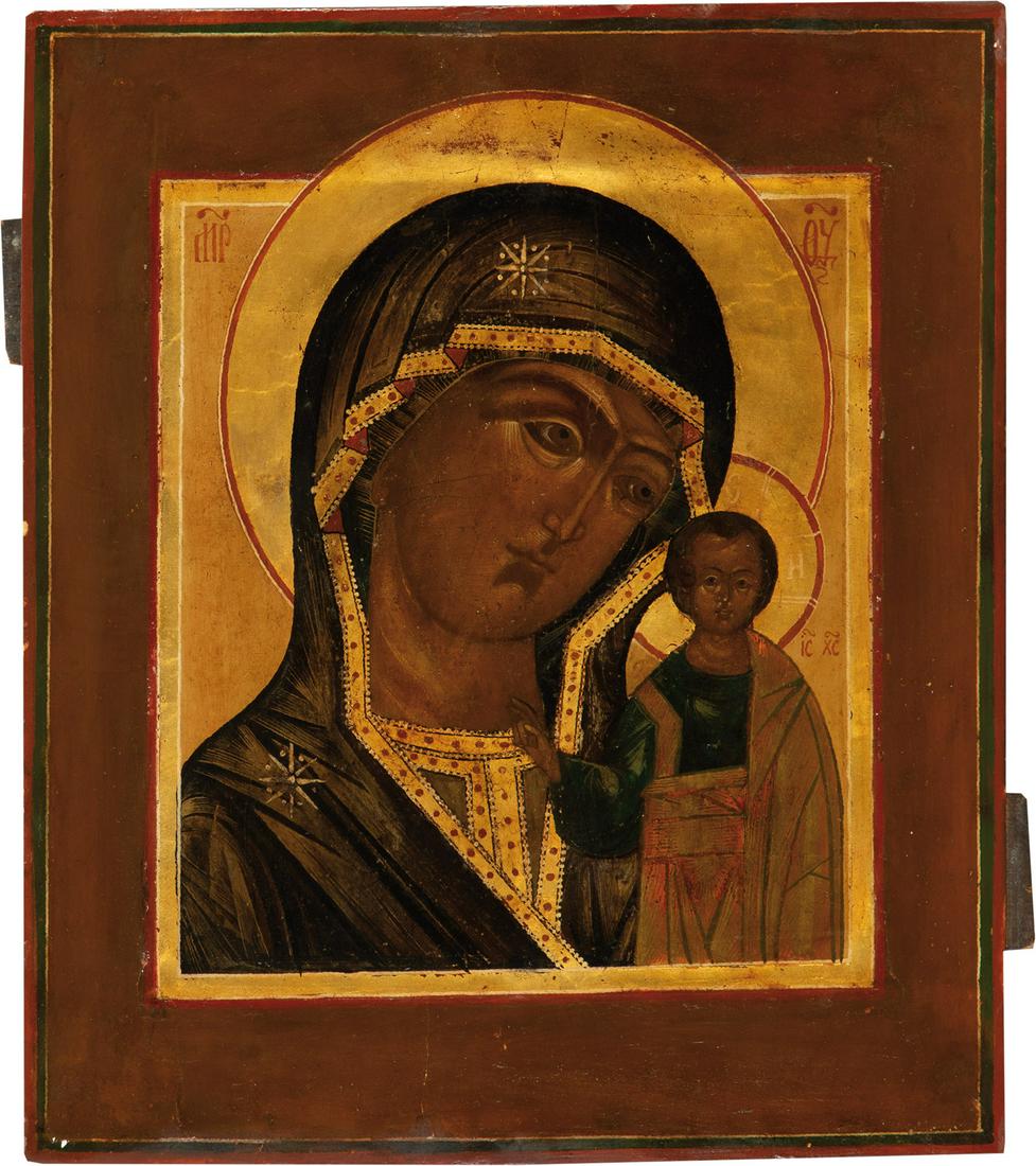Gottesmutter von Kasan: Gottesmutter von Kasan Russland, 19. Jh. Holztafel mit zwei profilierten Rückseiten-Sponki. Kowtscheg, Tempera auf Kreidegrund, Nimben vergoldet. 30,5 x 26 cm The Kazanskaya Mother of God. Russia, 19