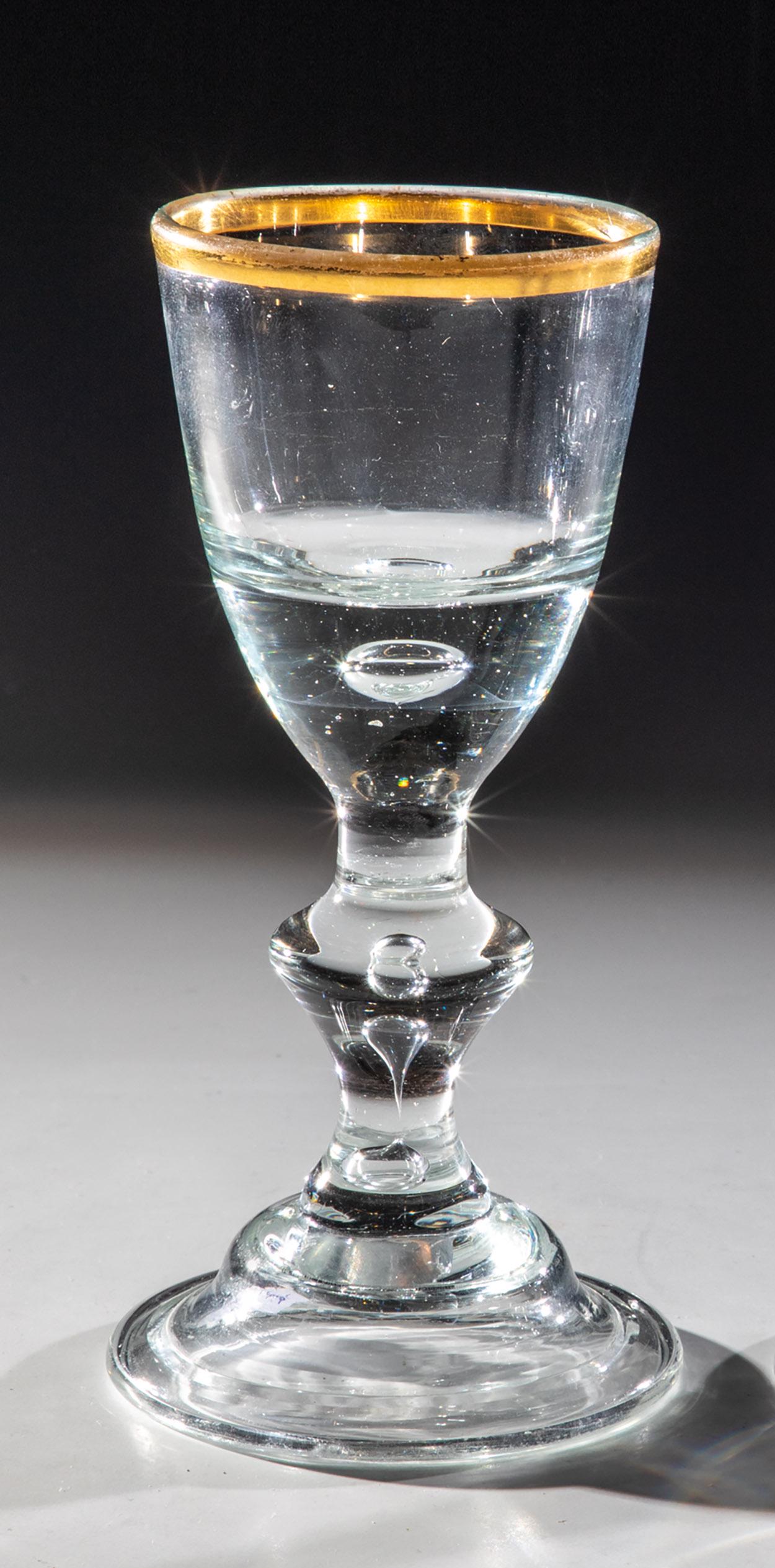 Pokal mit Löwenmarke: Pokal mit Löwenmarke Lauenstein, um 1770 Glockenfuß mit Abriss und nach unten umgeschlagenem Rand. In Kuppaansatz eine, im Schaft zwei eingestochene Luftblasen. Im ausgeschliffenem Abriss geschnitte