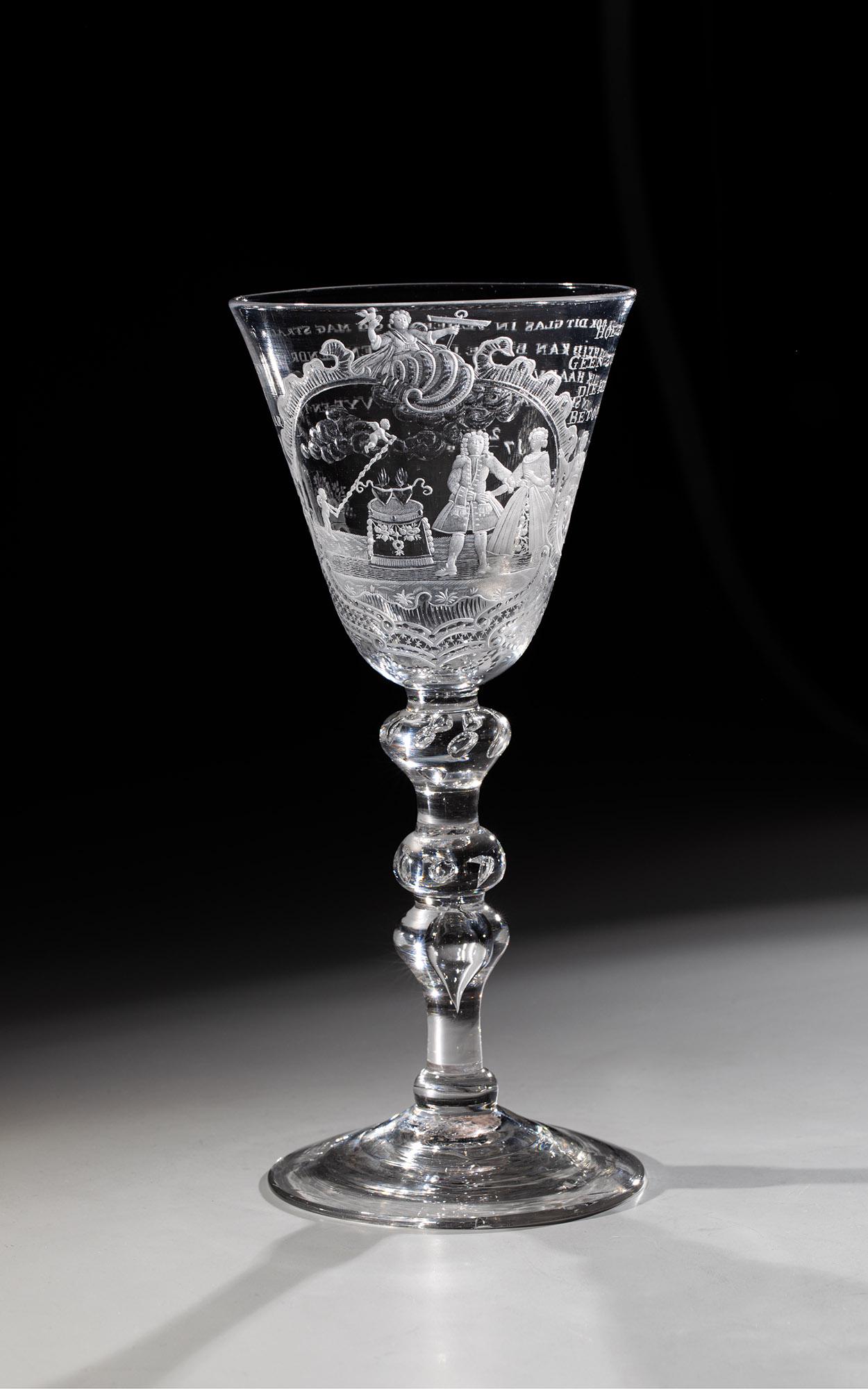 Pokal zur Silberhochzeit von Hendrik Haak van Veen und: Pokal zur Silberhochzeit von Hendrik Haak van Veen und Johanna Brouwer England (Glas), Schnitt Niederlande, Jacob Sang zugeschrieben, datiert 1758 Farbloses Bleiglas mit partiell geblänktem Schnitt. 