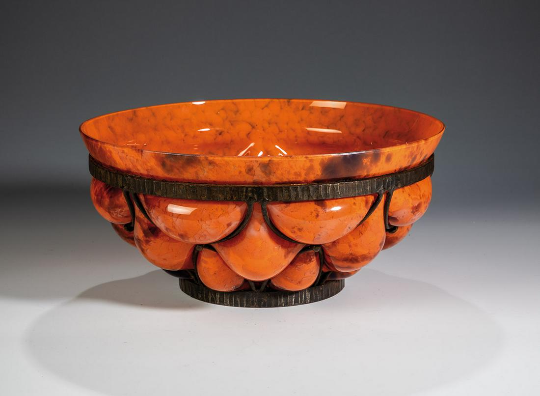 Schale mit Eisenfassung: Schale mit Eisenfassung André Delatte, Nancy, 1920er Jahre Farbloses Glas, mit orangeroten und violetten Pulvereinschmelzungen. In die Eisenfassung eingeblasen. An der Mündung bez.: ADELATTE NANCY (