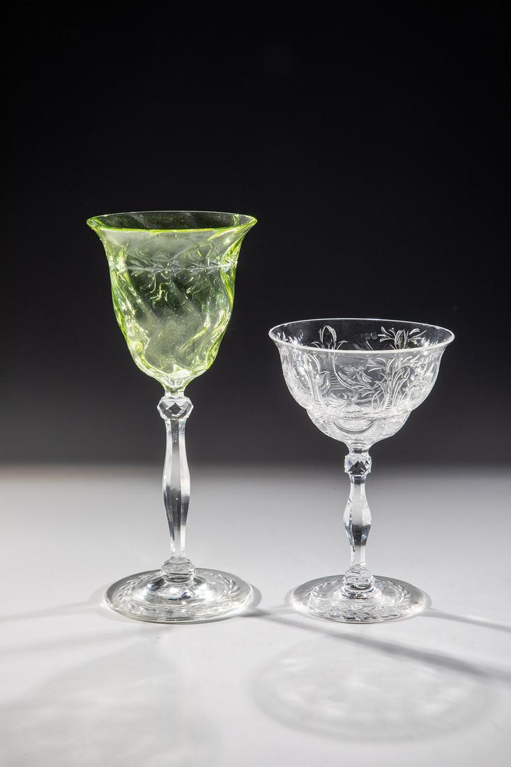 Zwei Weingläser: Zwei Weingläser Thomas Webb & Sons, Dennis Hall bei Stourbridge / Worcestershire, 1920er Jahre Farbloses, teils wellenoptisch geblasenes, grün unterfangenes Glas. Stängel facettiert geschliffen. St