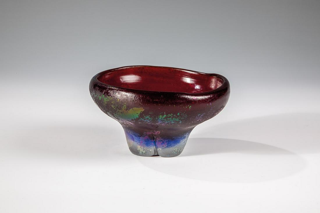 Fußschale ''Corroso'': Fußschale ''Corroso'' Carlo Scarpa (Entwurf), Venini, Murano, 1936 - 38 Farbloses Glas, blau und rubinrot unterfangen. Oberfläche säuregeätzt ('corroso'), irisiert. Unterseite bez.: venini murano 